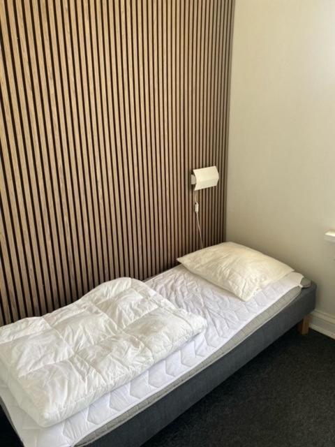 Danhostel Odense City المظهر الخارجي الصورة A bed with a duvet