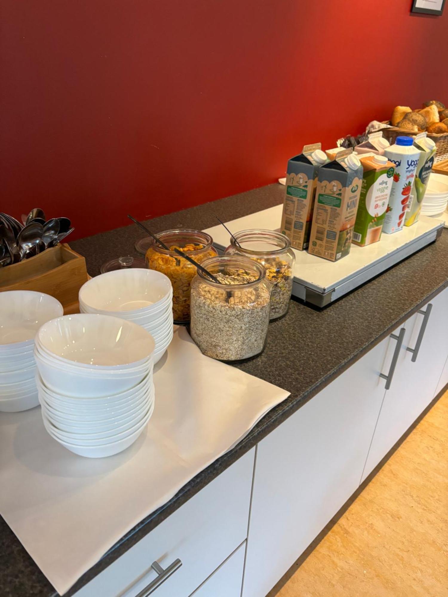 Danhostel Odense City المظهر الخارجي الصورة Breakfast buffet at a hotel