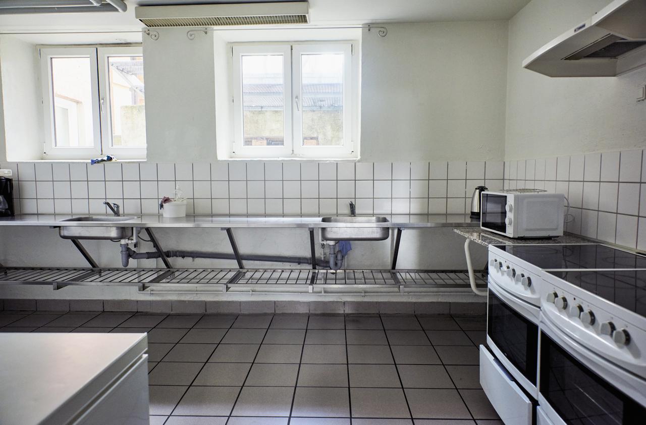 Danhostel Odense City المظهر الخارجي الصورة A typical kitchen at a hostel